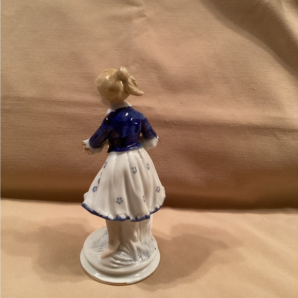 Porcelain figurine lady with berries. 7“ x 3“ blue and white. - Picture 5 of 11
